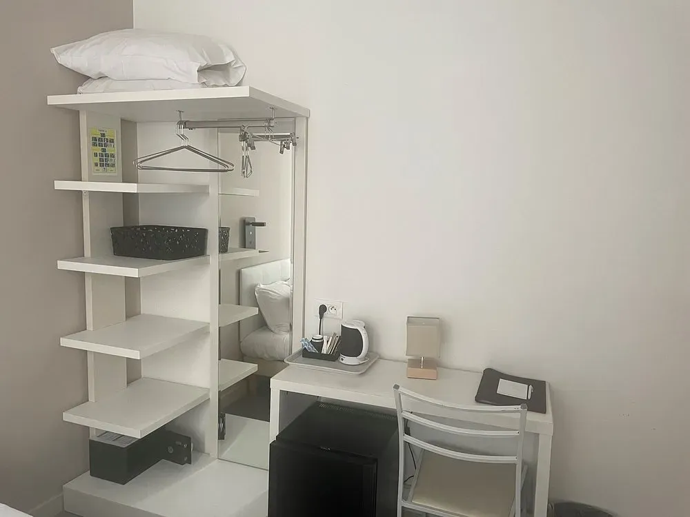 bureau et étagère